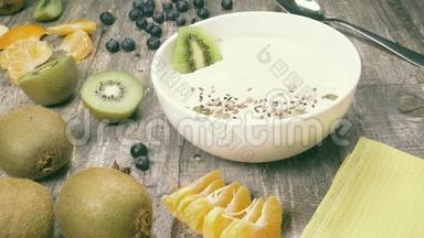 靠近水果的桌子上放着水果沙面碗