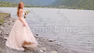 山水背景下的美丽新娘.. 婚礼日
