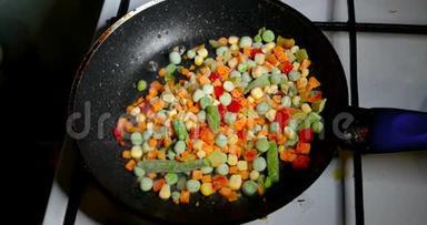 煎锅上半个冷冻蔬菜