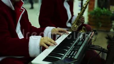 圣诞老人套装音乐乐队演奏欢快的旋律，营造圣诞气氛