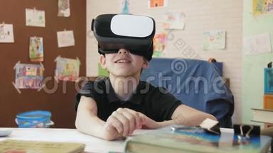 可爱的小男孩使用虚拟现实耳机进行视频聊天对话