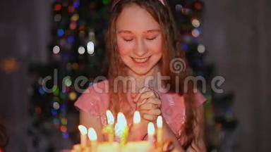 少女喜悦的双眼闭着仰慕的蛋糕庆祝生日