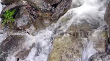石头上的水流。 小水落在岩石上。 在石头间流动的水