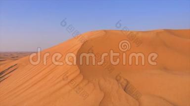 沙丘上的沙漠景观。 炎热的沙漠中的黄色沙丘