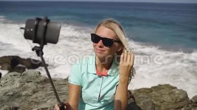 快乐的<strong>女人</strong>在海滩上的智能手机上拍自<strong>拍照片</strong>