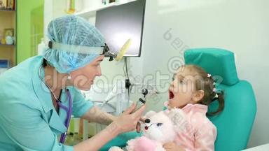 耳鼻喉科医生治疗婴儿、体检儿童、健康预防、耳鼻喉科医生咨询、耳镜检查