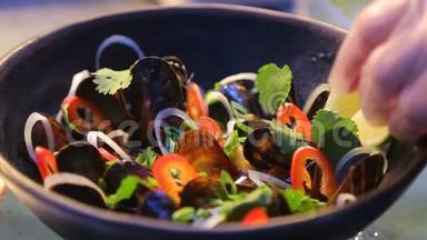 厨师介绍美味的贻贝在手工木碗海鲜餐厅菜肴-日本或亚洲食品