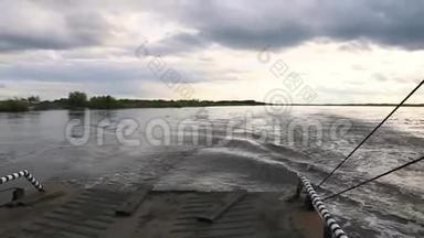 在横跨苏霍纳河北部的小型汽车渡轮上，俄罗斯北部塞维纳亚德维纳的涌入