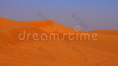 在沙丘上俯瞰高沙丘。 炎热沙漠中的沙丘
