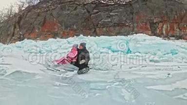 在<strong>冰封</strong>的湖面上，年轻夫妇在冬天散步时玩得很开心。 恋人们坐在<strong>冰</strong>上，亲吻和拥抱。 青年