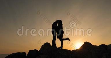幸福的情侣在一起亲吻和享受日落的剪影，带着希望<strong>展望未来</strong>