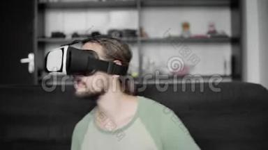年轻的留胡子的嬉皮士用他的VR耳机显示器<strong>观看</strong>360<strong>视频</strong>，感觉就像他在音乐会或