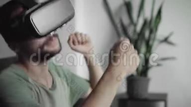年轻的留胡子的嬉皮士用他的VR耳机显示器观看360视频，感觉就像他在音乐会或