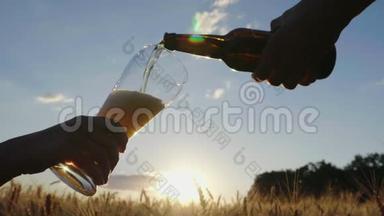 把冷啤酒从瓶子里倒入玻璃杯里。 在天空的<strong>麦田</strong>里。 慢速<strong>视频</strong>