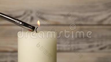 特写白色蜡烛在木头上颤抖的火焰