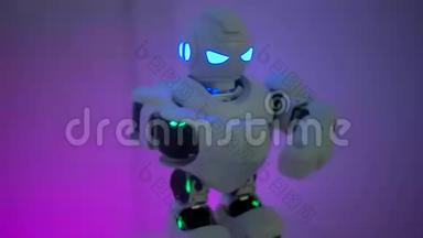 机器人舞蹈和俱乐部灯