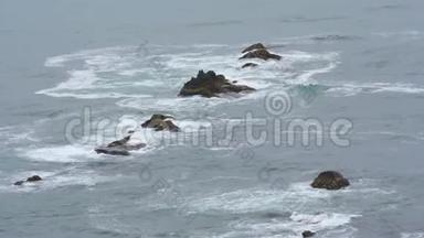 空中拍摄的<strong>海浪</strong>和悬崖<strong>海浪</strong>在海中的岩石上冲洗