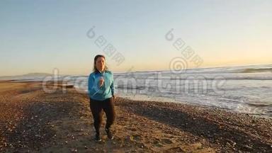 日落时分，女人在海边奔跑