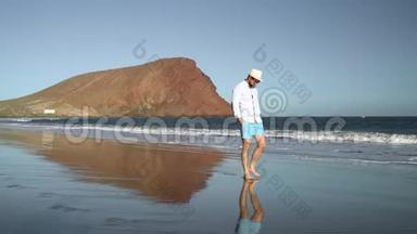 日落时沿着海边散步的快乐男人。 无忧无虑的现代生活理念.. 加那利群岛