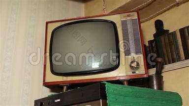 旧电视，复古电视在旧的内部。 老式电视屏幕上真实的静态画面
