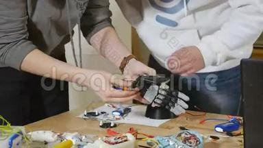 电子<strong>仿生</strong>假肢。 工程师在实验室做机器人<strong>仿生</strong>手臂。