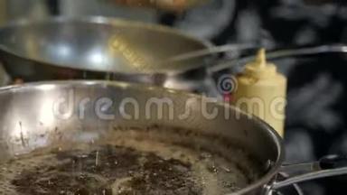 厨师的双手用一把大金属刀切开新鲜的卷心菜头，放在一个方形的木板上，把锅子盖上