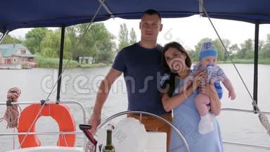 妈妈、<strong>爸爸</strong>和小孩暑假在河上，配偶和妻子带小孩在游艇上，家庭旅行