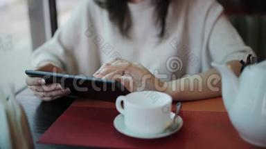 咖啡馆里的一位年轻女子用平板电脑和无线上网购物