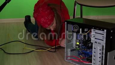 年轻女子试图修理桌子<strong>底下</strong>的电脑。