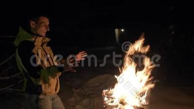 一个人在布拉齐尔附近用火<strong>取暖</strong>，在冬天他的手<strong>取暖</strong>。