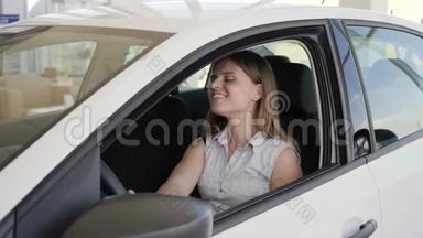 肖像幸福的女顾客，顾客拿到钥匙，手里拿着新汽车钥匙，女孩拿着汽车钥匙，女人在汽车里