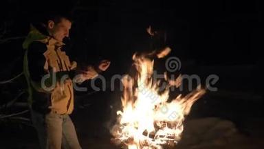 一个人在布拉齐尔附近用火<strong>取暖</strong>，在冬天他的手<strong>取暖</strong>。