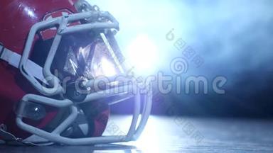 头盔美国足球运动员在烟雾背景。 兄弟姐妹