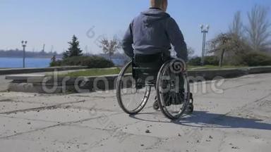 <strong>轮椅</strong>的坏路，街道上<strong>轮椅</strong>行走困难，残疾人试图操纵<strong>轮椅</strong>失败，