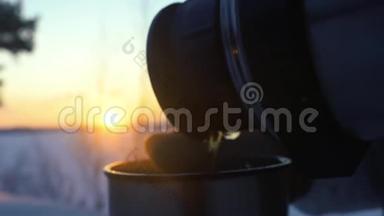 日落时分，这个旅游女孩正在雪白的冬林里用保温瓶喝茶