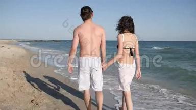 <strong>情侣</strong>们赤脚在沙滩上散步，夏天，<strong>情侣</strong>们在沙滩上浪漫地散步，<strong>情侣</strong>们相爱，异国情调