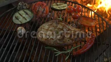 蔬菜和鱼烤架，牛排鱼厨师在夏季餐厅露台的圆形烤架上用铁钳转动