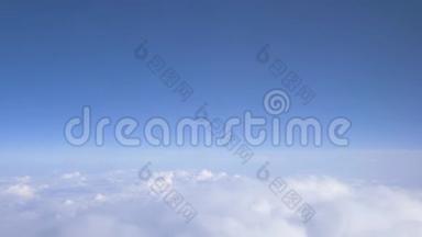 积云飞行飞云之上，奇幻全景.. 4K. 空中观景。 在云层之上飞行。