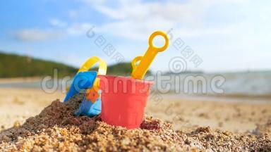 玩具在沙滩上的海浪选择焦点浅场深与夏季木地板的焦点波克模糊抽象