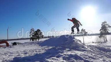 滑雪板慢速运动，滑雪者向后跳跃，从头过