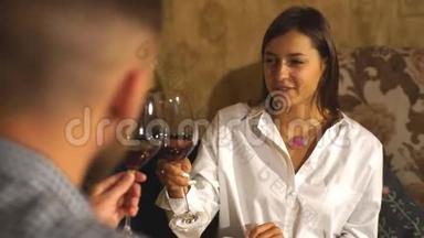 受欢迎的夫妇坐在椅子上，在咖啡馆或餐馆喝酒。