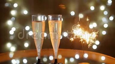 新年庆祝活动，配两只香槟杯和火花
