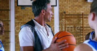 教练协助学童打篮球4k