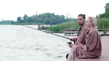 他展示了他可爱的女孩美丽的风景，可爱的夫妇在码头上钓鱼，喝杯咖啡