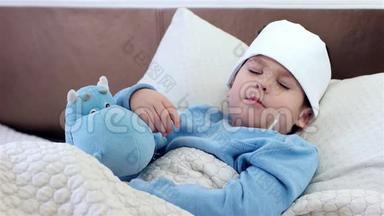 生病的孩子睡觉，孩子拿着<strong>电子体温</strong>计，躺在床上，生病时<strong>体温</strong>很高，看上去很恶心，很痛