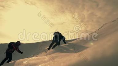 游客攀登一座山雪崖.. 伸出援助之手。 人们互相帮助。 <strong>团队合作</strong>，<strong>团队合作</strong>理念