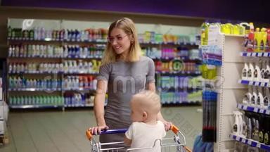 年轻的母亲带着她的小宝宝坐在超市的<strong>购物车</strong>里，正推着<strong>购物车</strong>向前走