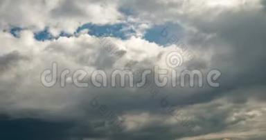 风暴来临前，在多<strong>风天</strong>气中，几个蓬松的卷曲卷云层的时间间隔剪辑