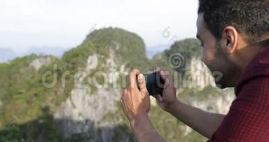 人类在手机智能手机上拍照给游客群聊