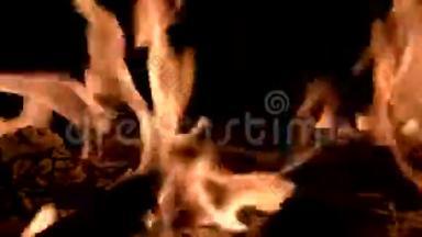 在晚上<strong>燃烧</strong>火焰。 有<strong>燃烧</strong>木材的壁炉。 在黑色背景上开火。